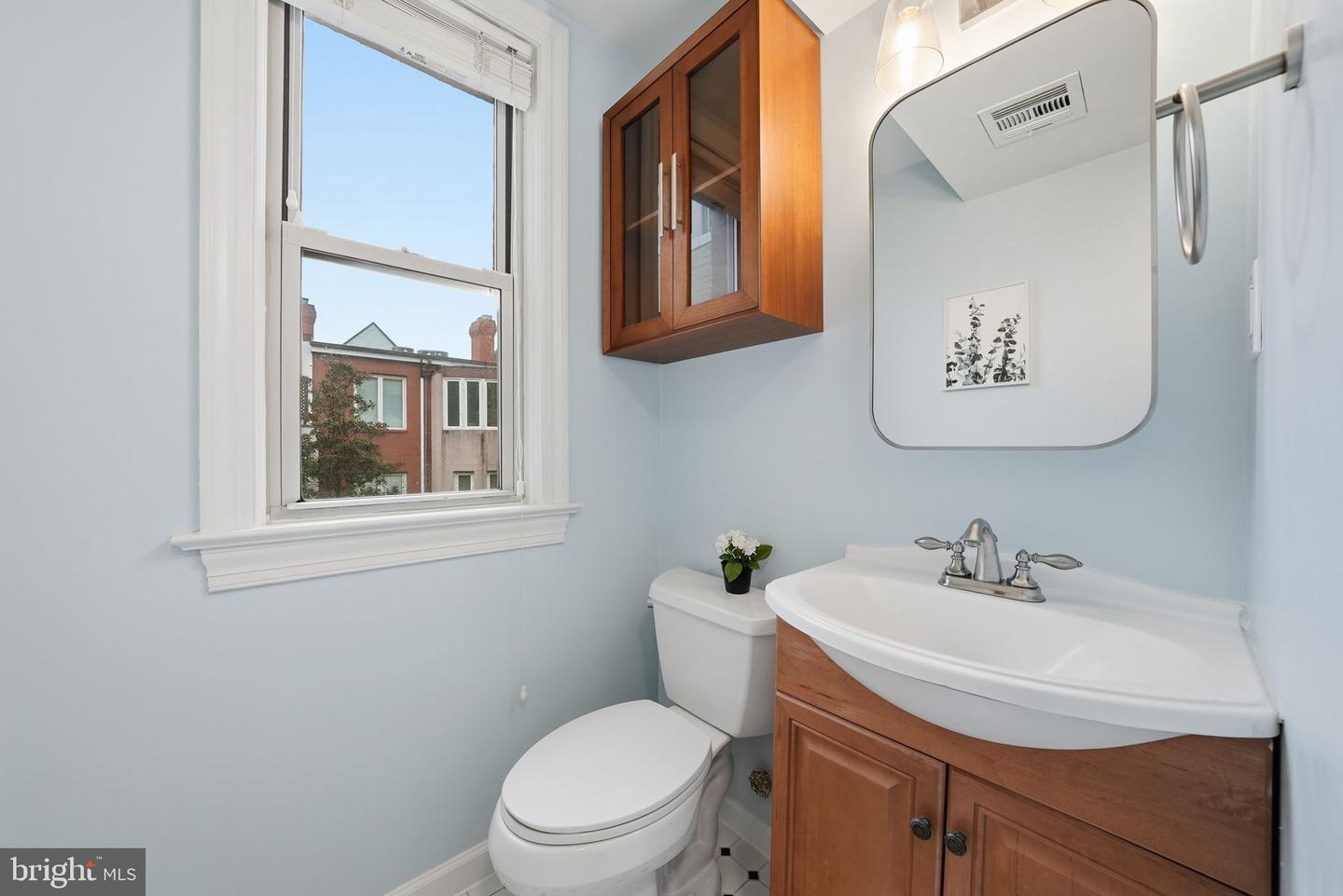 18 9TH ST NE #305, WASHINGTON, District Of Columbia 20002, 1 Bedroom Bedrooms, ,1 BathroomBathrooms,Residential,For sale,18 9TH ST NE #305,DCDC2238944 MLS # DCDC2238944