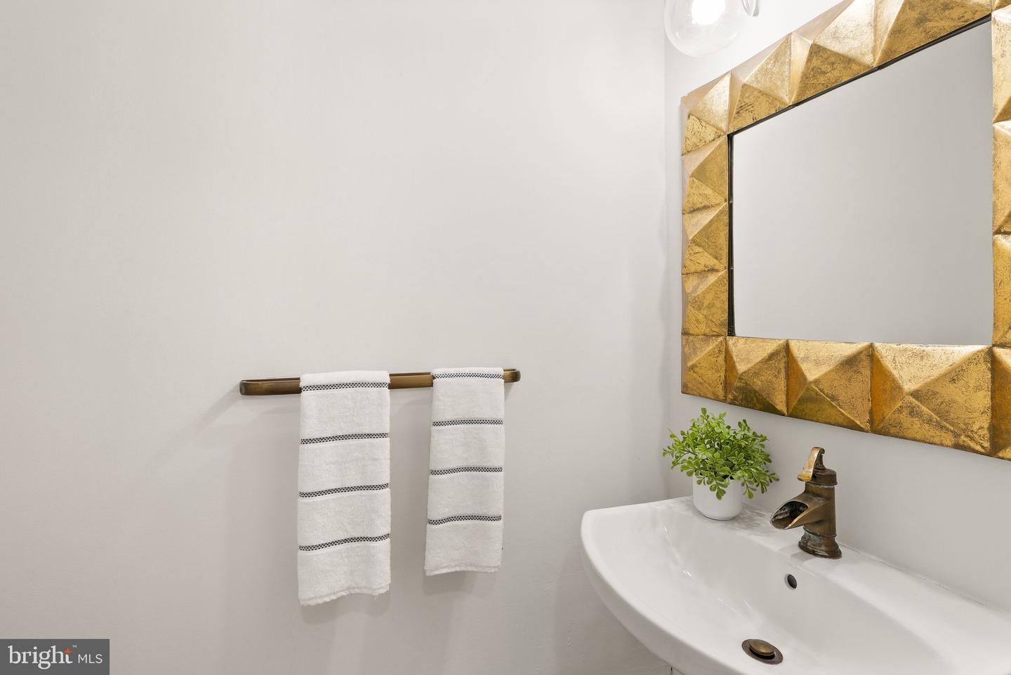 724 25TH ST S, ARLINGTON, Virginia 22202, 4 Bedrooms Bedrooms, ,2 BathroomsBathrooms,Residential,For sale,724 25TH ST S,VAAR2067238 MLS # VAAR2067238