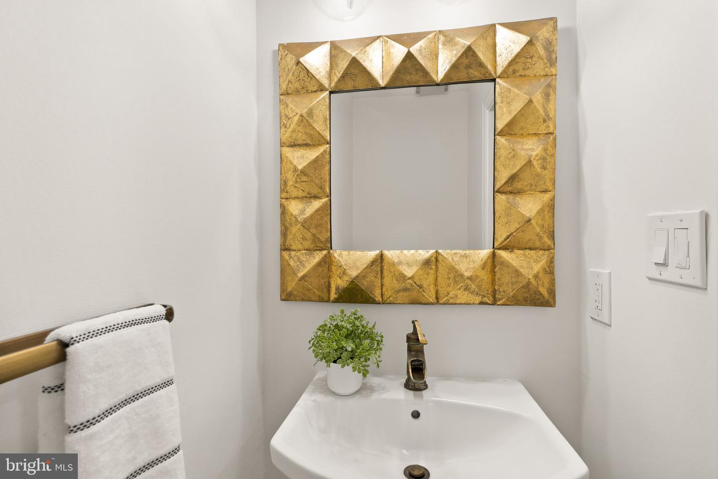 724 25TH ST S, ARLINGTON, Virginia 22202, 4 Bedrooms Bedrooms, ,2 BathroomsBathrooms,Residential,For sale,724 25TH ST S,VAAR2067238 MLS # VAAR2067238