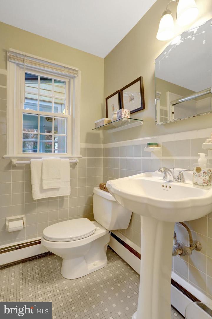 911 N LEXINGTON ST, ARLINGTON, Virginia 22205, 4 Bedrooms Bedrooms, 13 Rooms Rooms,3 BathroomsBathrooms,Residential,For sale,911 N LEXINGTON ST,VAAR2067290 MLS # VAAR2067290