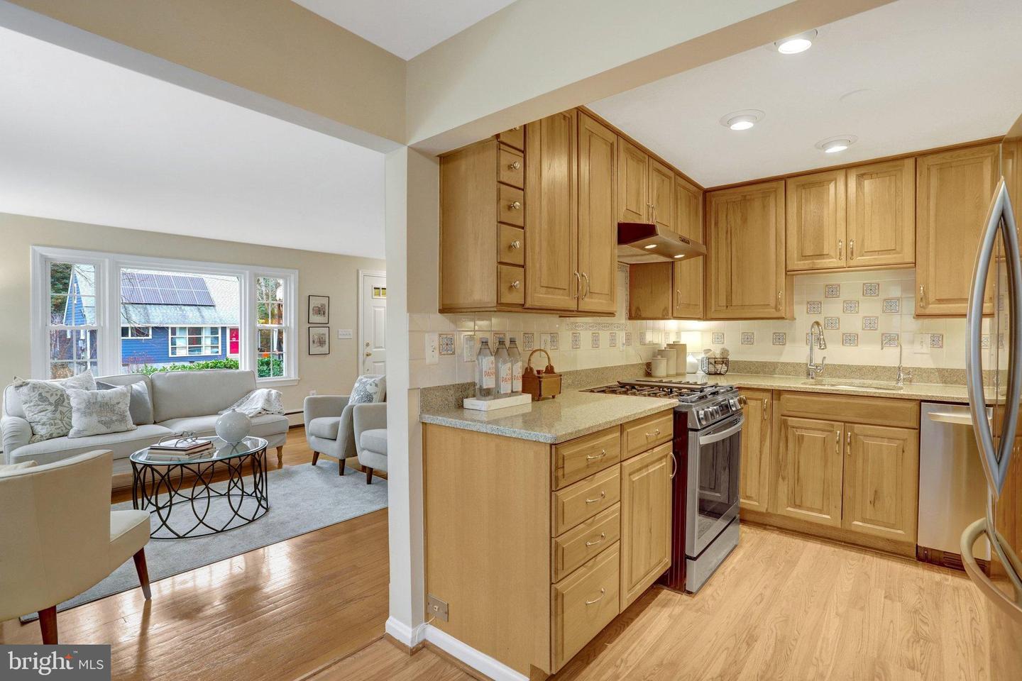 911 N LEXINGTON ST, ARLINGTON, Virginia 22205, 4 Bedrooms Bedrooms, 13 Rooms Rooms,3 BathroomsBathrooms,Residential,For sale,911 N LEXINGTON ST,VAAR2067290 MLS # VAAR2067290