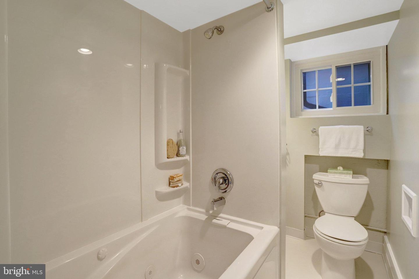 911 N LEXINGTON ST, ARLINGTON, Virginia 22205, 4 Bedrooms Bedrooms, 13 Rooms Rooms,3 BathroomsBathrooms,Residential,For sale,911 N LEXINGTON ST,VAAR2067290 MLS # VAAR2067290