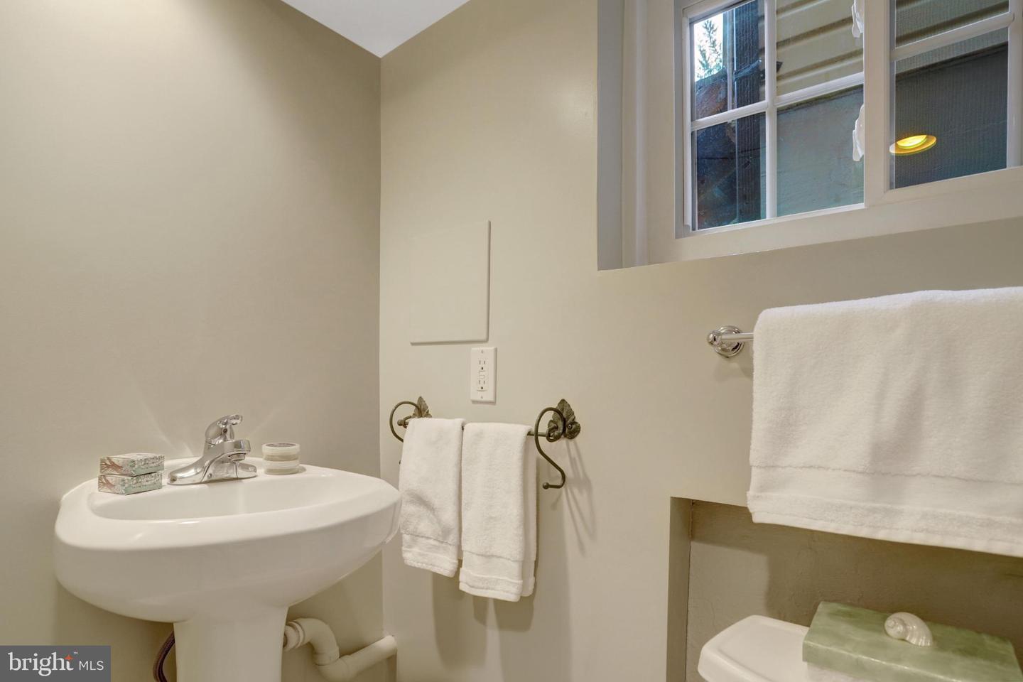 911 N LEXINGTON ST, ARLINGTON, Virginia 22205, 4 Bedrooms Bedrooms, 13 Rooms Rooms,3 BathroomsBathrooms,Residential,For sale,911 N LEXINGTON ST,VAAR2067290 MLS # VAAR2067290