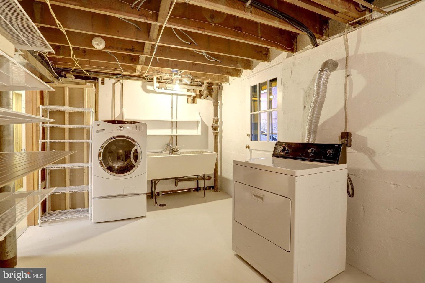 911 N LEXINGTON ST, ARLINGTON, Virginia 22205, 4 Bedrooms Bedrooms, 13 Rooms Rooms,3 BathroomsBathrooms,Residential,For sale,911 N LEXINGTON ST,VAAR2067290 MLS # VAAR2067290