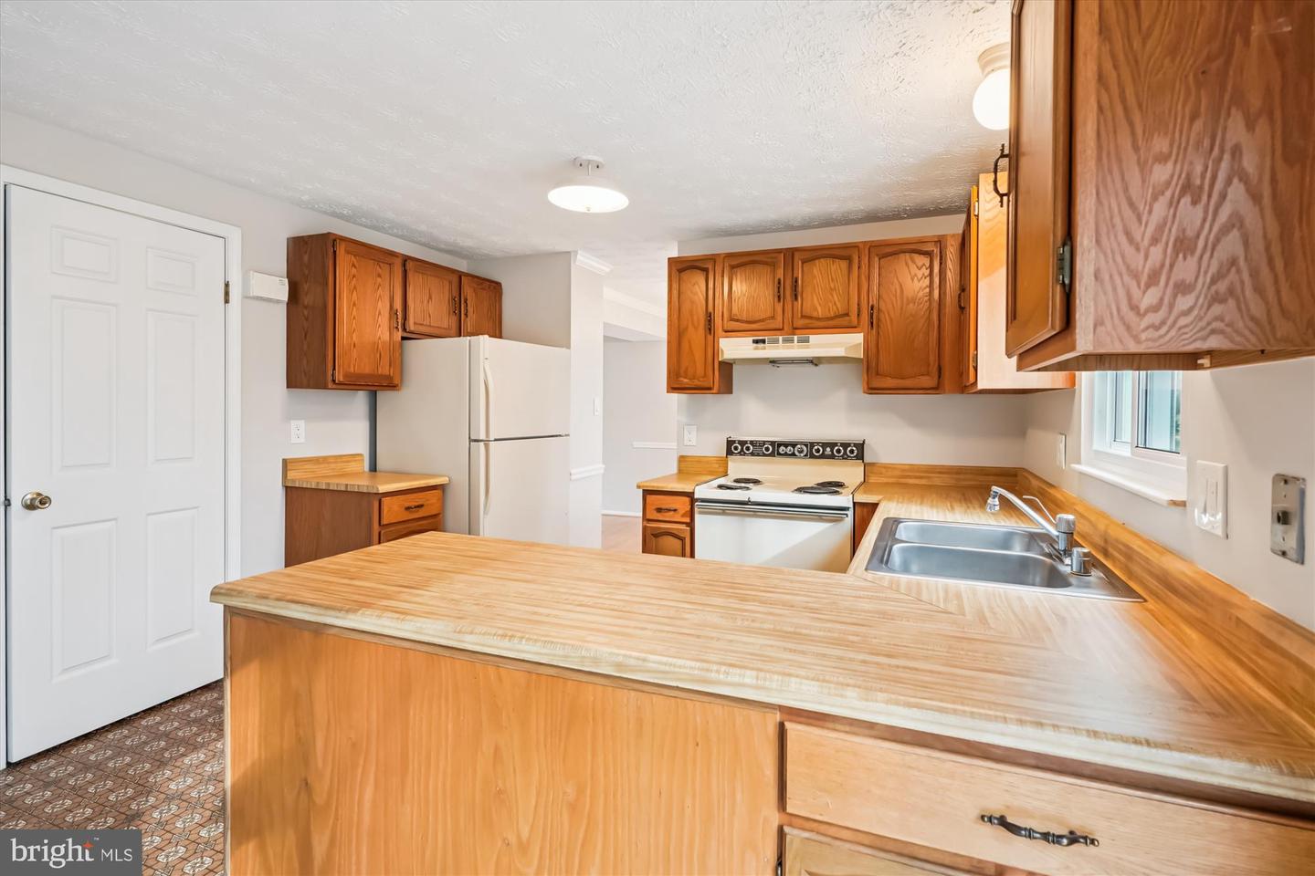 135 APPLEGATE DR, STERLING, Virginia 20164, 4 Bedrooms Bedrooms, ,2 BathroomsBathrooms,Residential,For sale,135 APPLEGATE DR,VALO2113300 MLS # VALO2113300