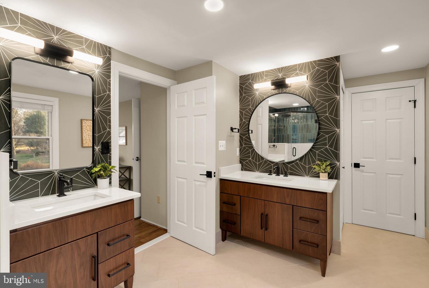 909 CANTLE LN, GREAT FALLS, Virginia 22066, 4 Bedrooms Bedrooms, ,3 BathroomsBathrooms,Residential,For sale,909 CANTLE LN,VAFX2284274 MLS # VAFX2284274