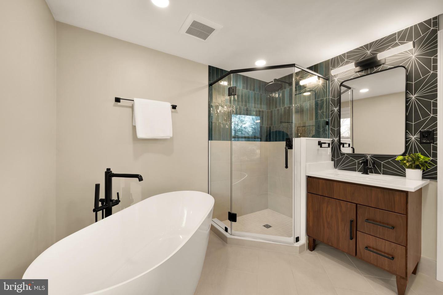 909 CANTLE LN, GREAT FALLS, Virginia 22066, 4 Bedrooms Bedrooms, ,3 BathroomsBathrooms,Residential,For sale,909 CANTLE LN,VAFX2284274 MLS # VAFX2284274