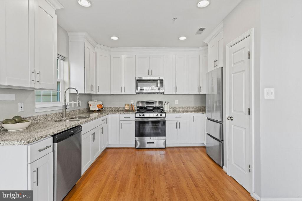 25450 UPPER CLUBHOUSE DR, CHANTILLY, Virginia 20152, 3 Bedrooms Bedrooms, ,2 BathroomsBathrooms,Residential,For sale,25450 UPPER CLUBHOUSE DR,VALO2113400 MLS # VALO2113400