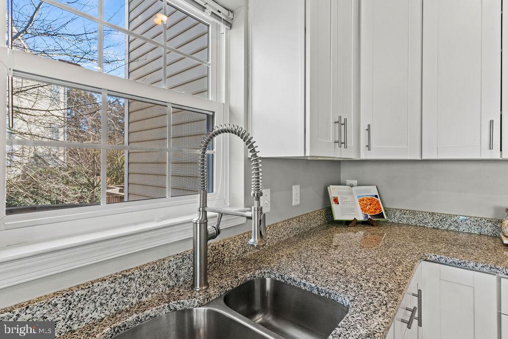 25450 UPPER CLUBHOUSE DR, CHANTILLY, Virginia 20152, 3 Bedrooms Bedrooms, ,2 BathroomsBathrooms,Residential,For sale,25450 UPPER CLUBHOUSE DR,VALO2113400 MLS # VALO2113400