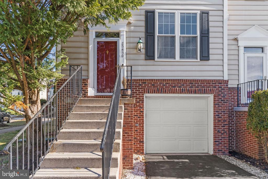 25450 UPPER CLUBHOUSE DR, CHANTILLY, Virginia 20152, 3 Bedrooms Bedrooms, ,2 BathroomsBathrooms,Residential,For sale,25450 UPPER CLUBHOUSE DR,VALO2113400 MLS # VALO2113400