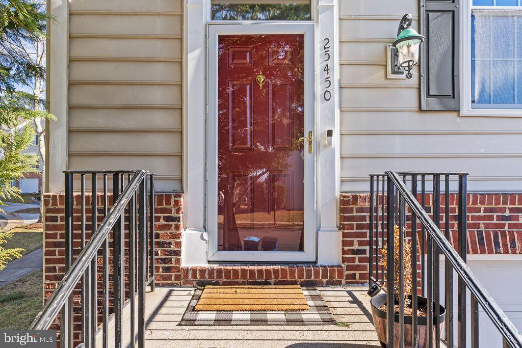 25450 UPPER CLUBHOUSE DR, CHANTILLY, Virginia 20152, 3 Bedrooms Bedrooms, ,2 BathroomsBathrooms,Residential,For sale,25450 UPPER CLUBHOUSE DR,VALO2113400 MLS # VALO2113400