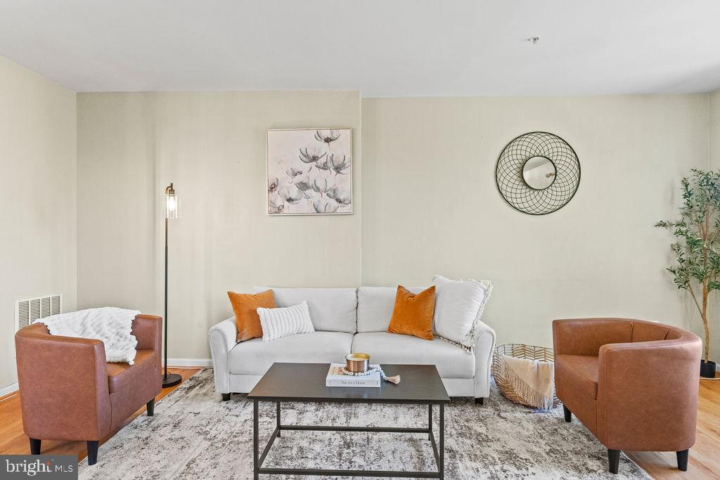 25450 UPPER CLUBHOUSE DR, CHANTILLY, Virginia 20152, 3 Bedrooms Bedrooms, ,2 BathroomsBathrooms,Residential,For sale,25450 UPPER CLUBHOUSE DR,VALO2113400 MLS # VALO2113400