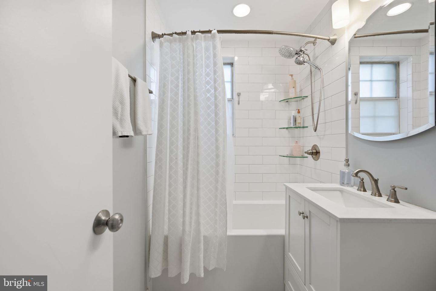 4608 28TH RD S #B, ARLINGTON, Virginia 22206, 2 Bedrooms Bedrooms, 3 Rooms Rooms,1 BathroomBathrooms,Residential,For sale,4608 28TH RD S #B,VAAR2067444 MLS # VAAR2067444