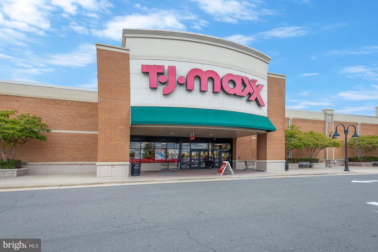 5905 SAINT GILES WAY, ALEXANDRIA, Virginia 22315, 3 Bedrooms Bedrooms, ,2 BathroomsBathrooms,Residential,For sale,5905 SAINT GILES WAY,VAFX2284624 MLS # VAFX2284624