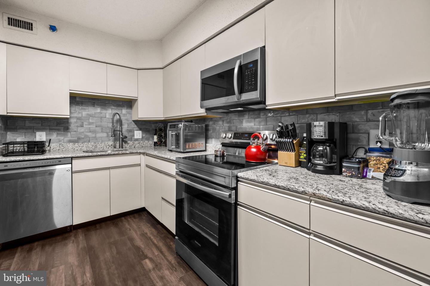 5501 SEMINARY RD #1503S, FALLS CHURCH, Virginia 22041, 1 Bedroom Bedrooms, 4 Rooms Rooms,1 BathroomBathrooms,Residential,For sale,5501 SEMINARY RD #1503S,VAFX2284700 MLS # VAFX2284700