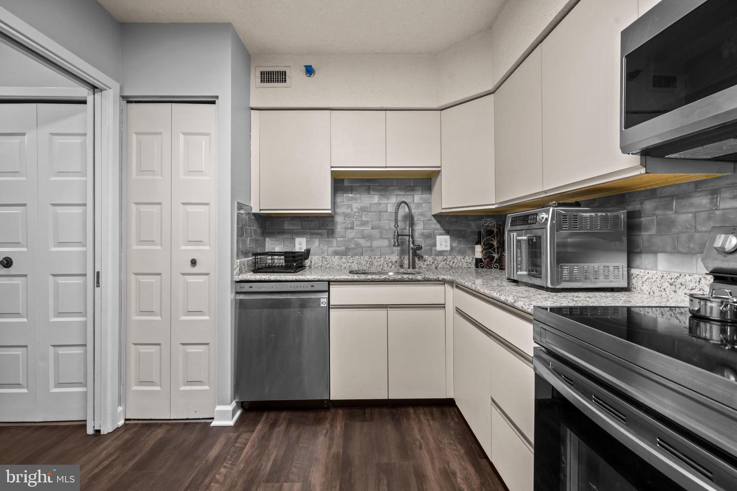 5501 SEMINARY RD #1503S, FALLS CHURCH, Virginia 22041, 1 Bedroom Bedrooms, 4 Rooms Rooms,1 BathroomBathrooms,Residential,For sale,5501 SEMINARY RD #1503S,VAFX2284700 MLS # VAFX2284700