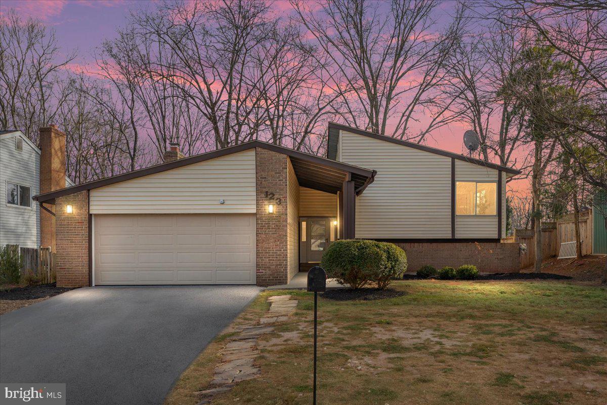 123 HILLSDALE DR, STERLING, Virginia 20164, 4 Bedrooms Bedrooms, ,2 BathroomsBathrooms,Residential,For sale,123 HILLSDALE DR,VALO2113546 MLS # VALO2113546