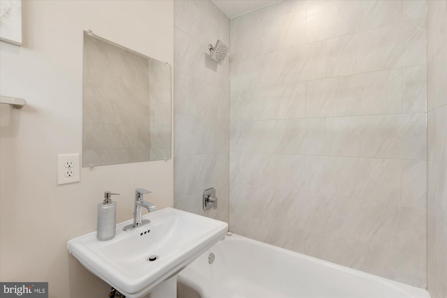 3254 GUNSTON RD, ALEXANDRIA, Virginia 22302, 2 Bedrooms Bedrooms, ,1 BathroomBathrooms,Residential,For sale,3254 GUNSTON RD,VAAX2052992 MLS # VAAX2052992