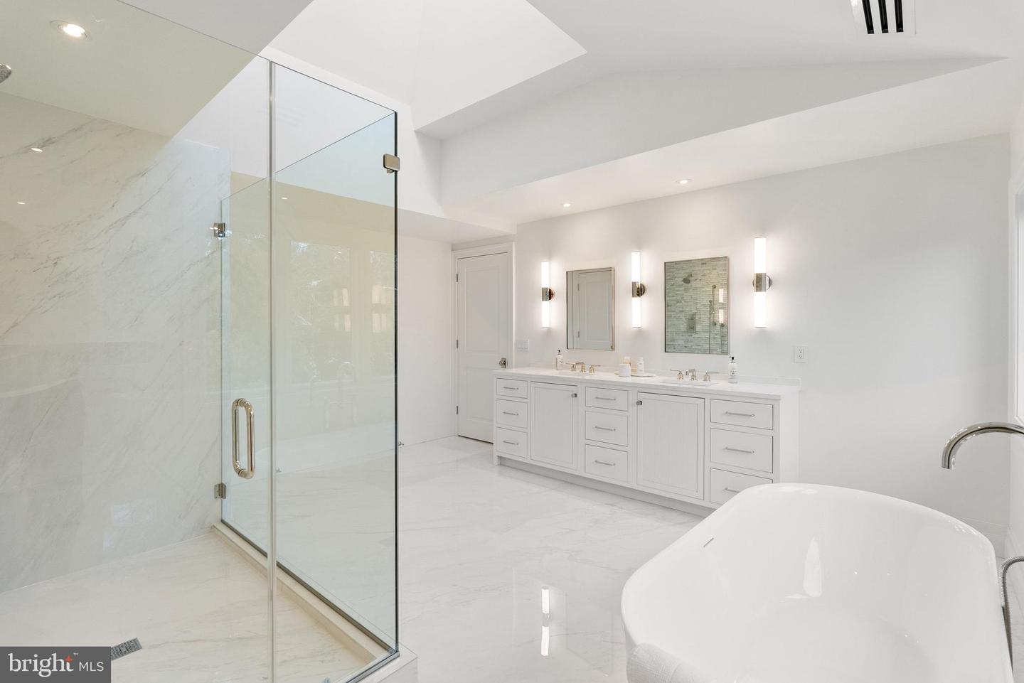 4433 CATHEDRAL AVE NW, WASHINGTON, District Of Columbia 20016, 7 Bedrooms Bedrooms, ,6 BathroomsBathrooms,Residential,For sale,4433 CATHEDRAL AVE NW,DCDC2240746 MLS # DCDC2240746