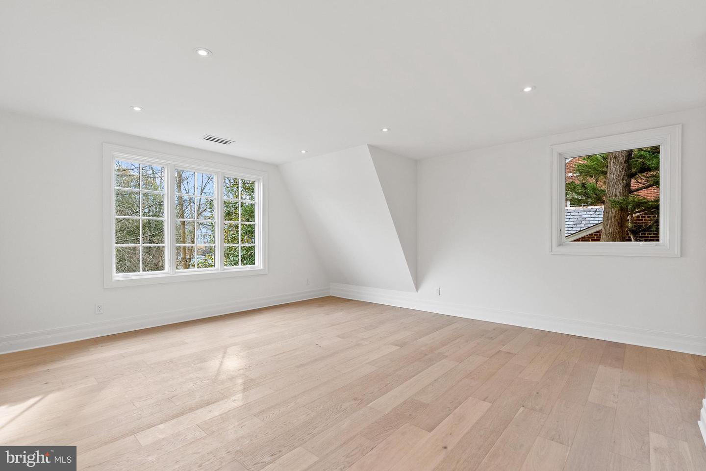 4433 CATHEDRAL AVE NW, WASHINGTON, District Of Columbia 20016, 7 Bedrooms Bedrooms, ,6 BathroomsBathrooms,Residential,For sale,4433 CATHEDRAL AVE NW,DCDC2240746 MLS # DCDC2240746