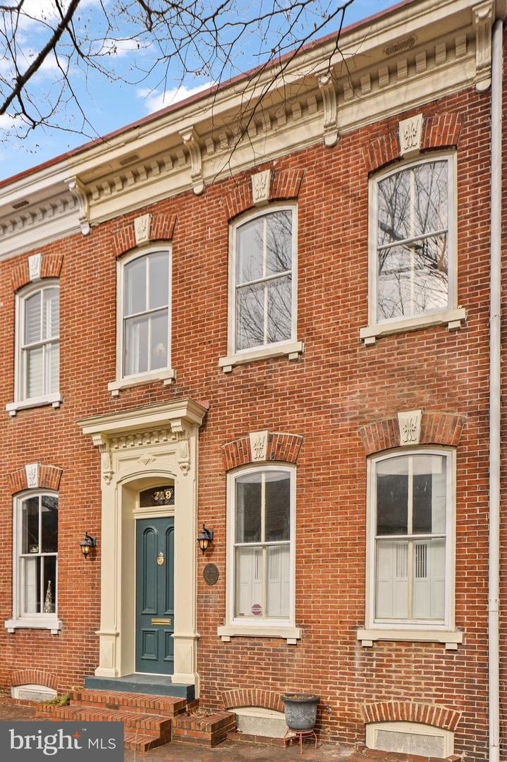 719 GIBBON ST, ALEXANDRIA, Virginia 22314, 3 Bedrooms Bedrooms, ,3 BathroomsBathrooms,Residential,For sale,719 GIBBON ST,VAAX2053026 MLS # VAAX2053026