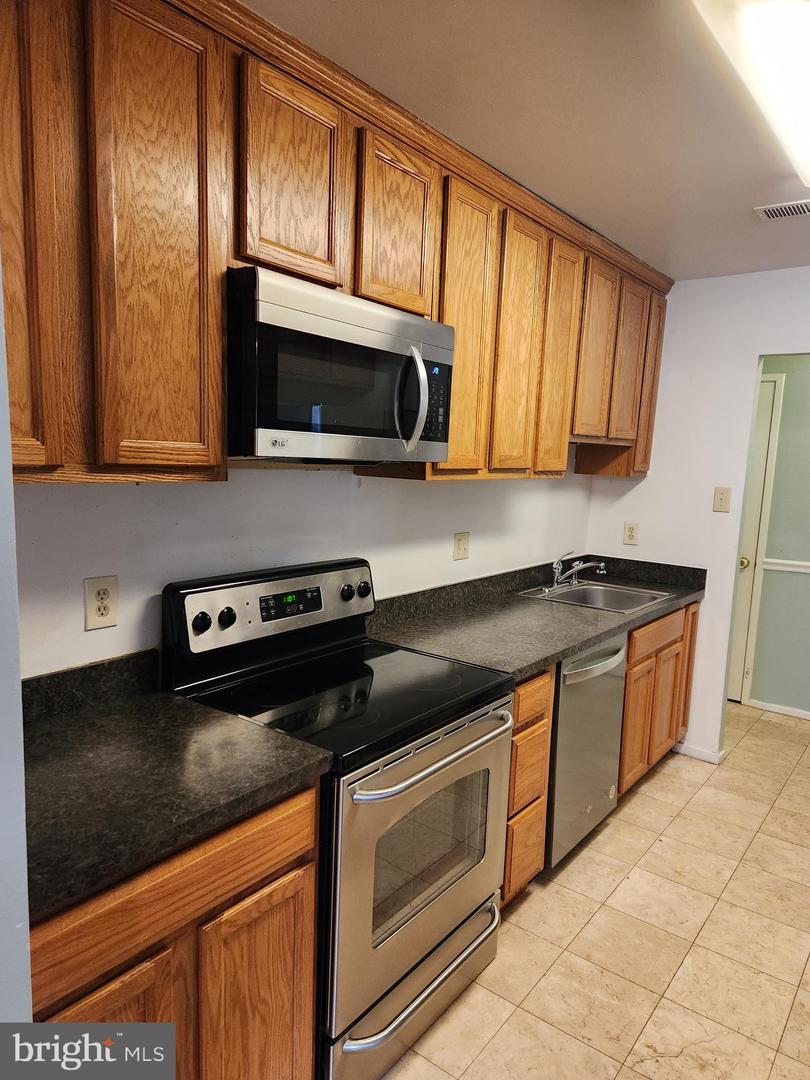 521 FLORIDA AVE #102, HERNDON, Virginia 20170, 2 Bedrooms Bedrooms, ,2 BathroomsBathrooms,Residential,For sale,521 FLORIDA AVE #102,VAFX2285502 MLS # VAFX2285502