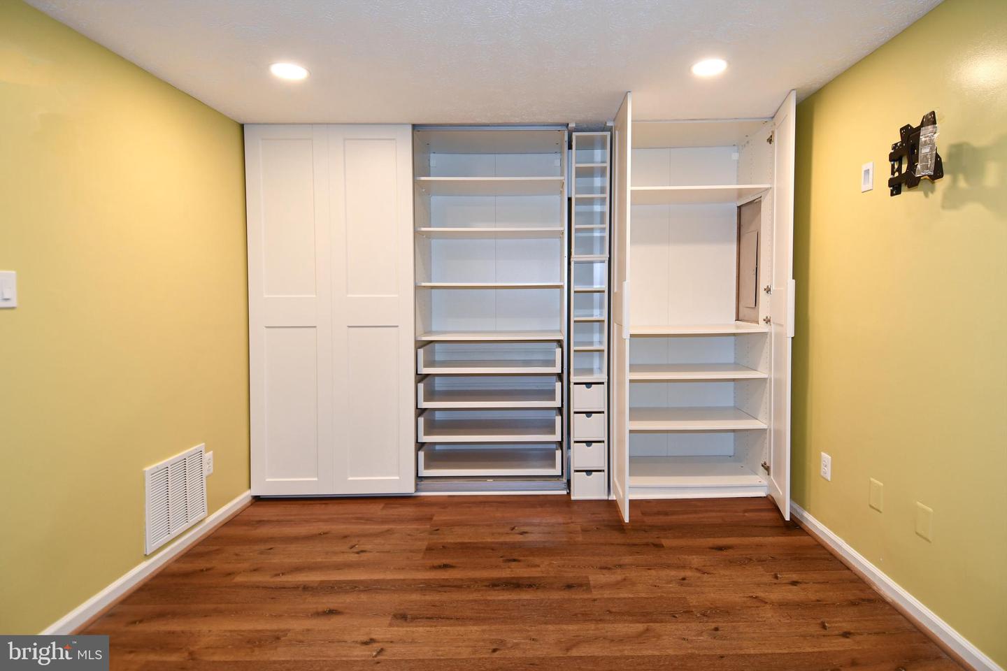 3891 MOHR OAK CT, FAIRFAX, Virginia 22033, 3 Bedrooms Bedrooms, ,3 BathroomsBathrooms,Residential,For sale,3891 MOHR OAK CT,VAFX2285698 MLS # VAFX2285698