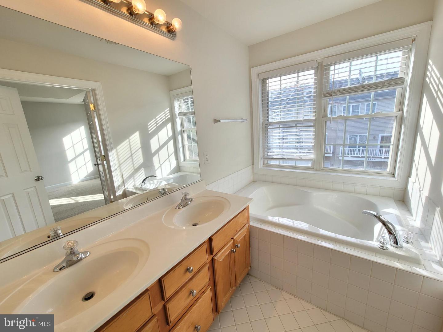 13660 LAVENDER MIST LN, CENTREVILLE, Virginia 20120, 3 Bedrooms Bedrooms, ,2 BathroomsBathrooms,Residential,For sale,13660 LAVENDER MIST LN,VAFX2285876 MLS # VAFX2285876