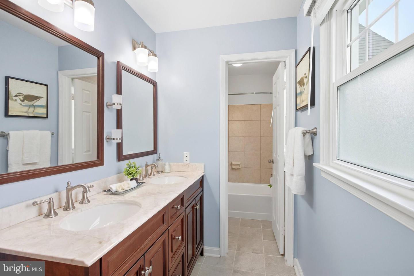 9820 WESTWOOD MANOR CT, BURKE, Virginia 22015, 5 Bedrooms Bedrooms, ,3 BathroomsBathrooms,Residential,For sale,9820 WESTWOOD MANOR CT,VAFX2282250 MLS # VAFX2282250