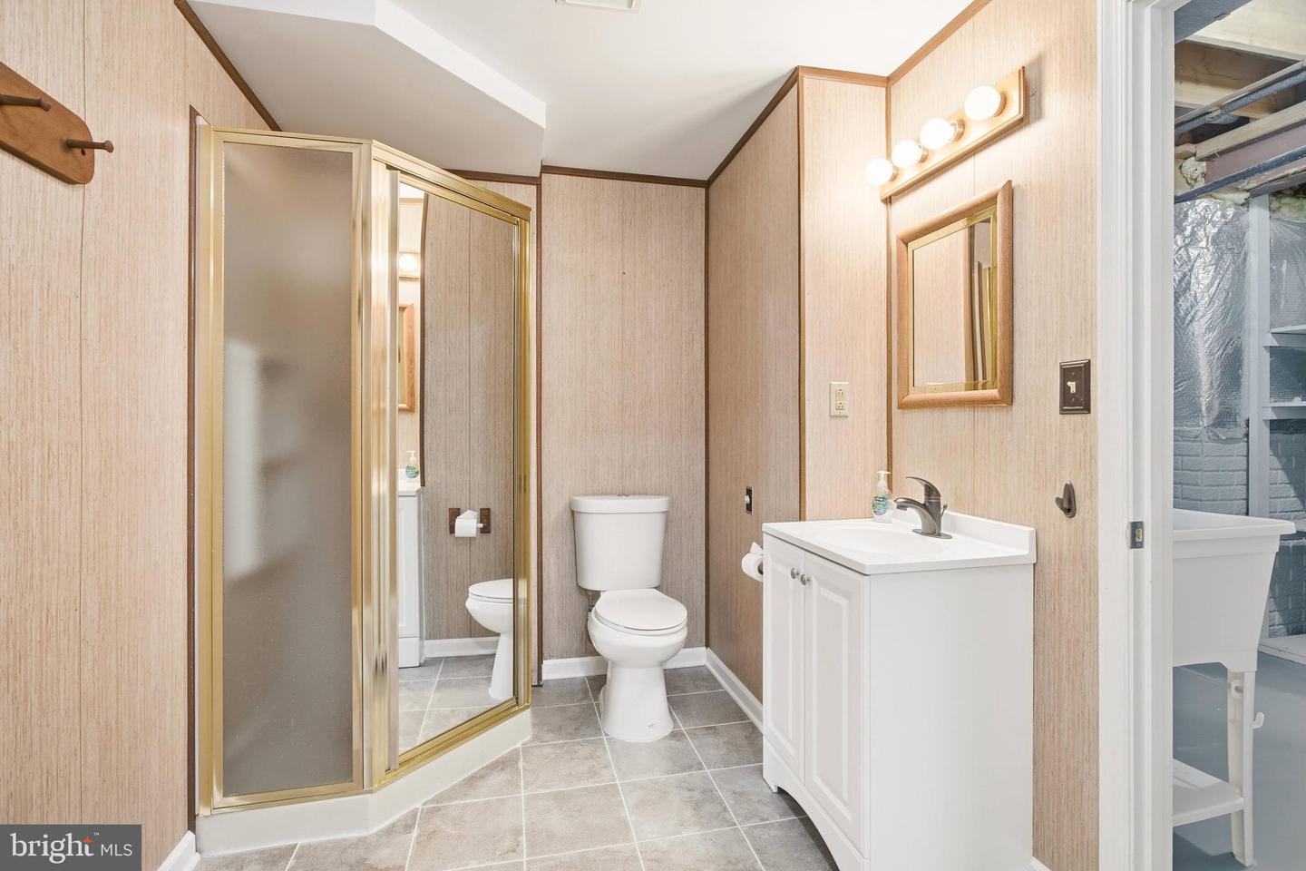 9820 WESTWOOD MANOR CT, BURKE, Virginia 22015, 5 Bedrooms Bedrooms, ,3 BathroomsBathrooms,Residential,For sale,9820 WESTWOOD MANOR CT,VAFX2282250 MLS # VAFX2282250