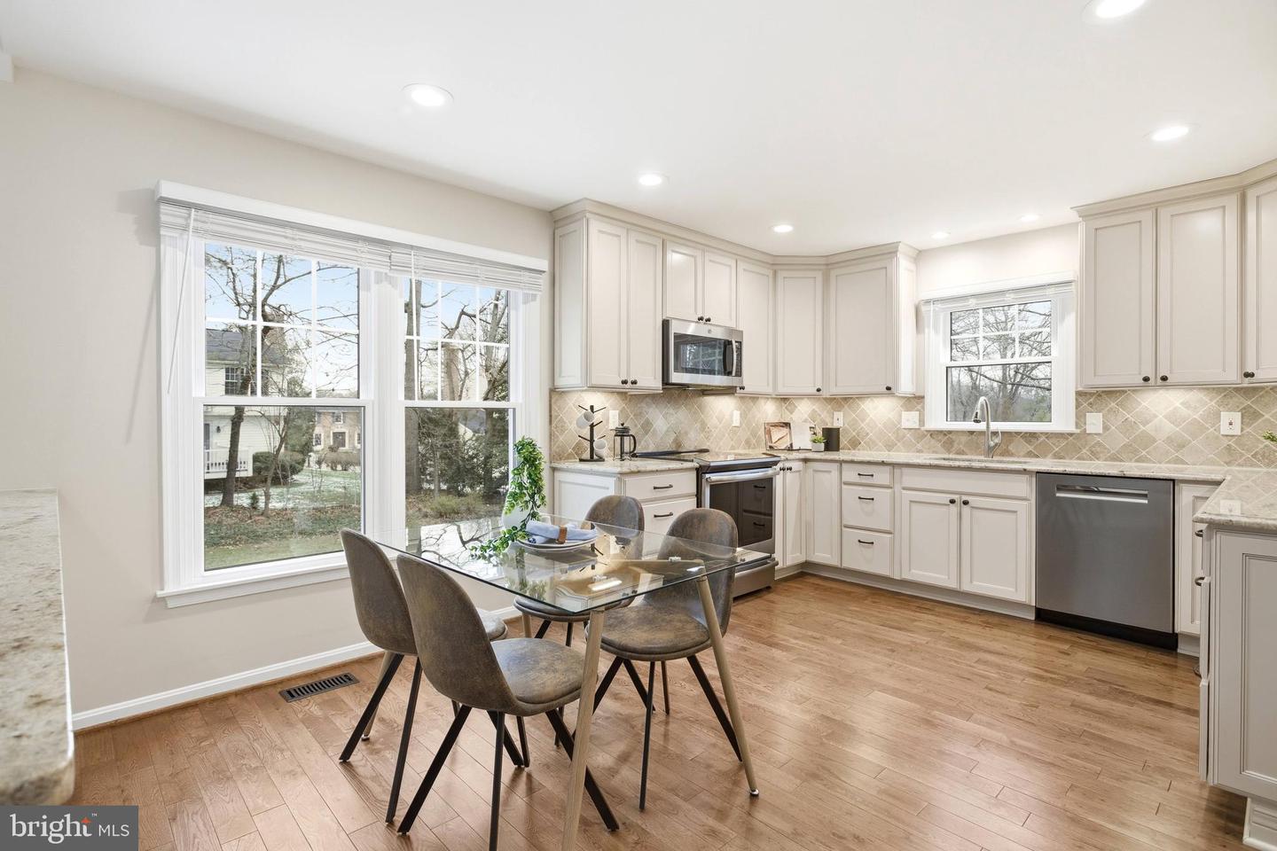 9820 WESTWOOD MANOR CT, BURKE, Virginia 22015, 5 Bedrooms Bedrooms, ,3 BathroomsBathrooms,Residential,For sale,9820 WESTWOOD MANOR CT,VAFX2282250 MLS # VAFX2282250