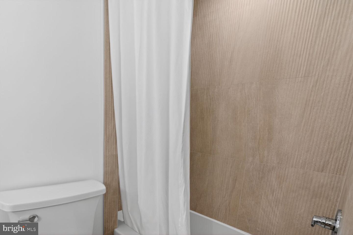 6804 LAMP POST LN, ALEXANDRIA, Virginia 22306, 5 Bedrooms Bedrooms, 7 Rooms Rooms,3 BathroomsBathrooms,Residential,For sale,6804 LAMP POST LN,VAFX2285574 MLS # VAFX2285574