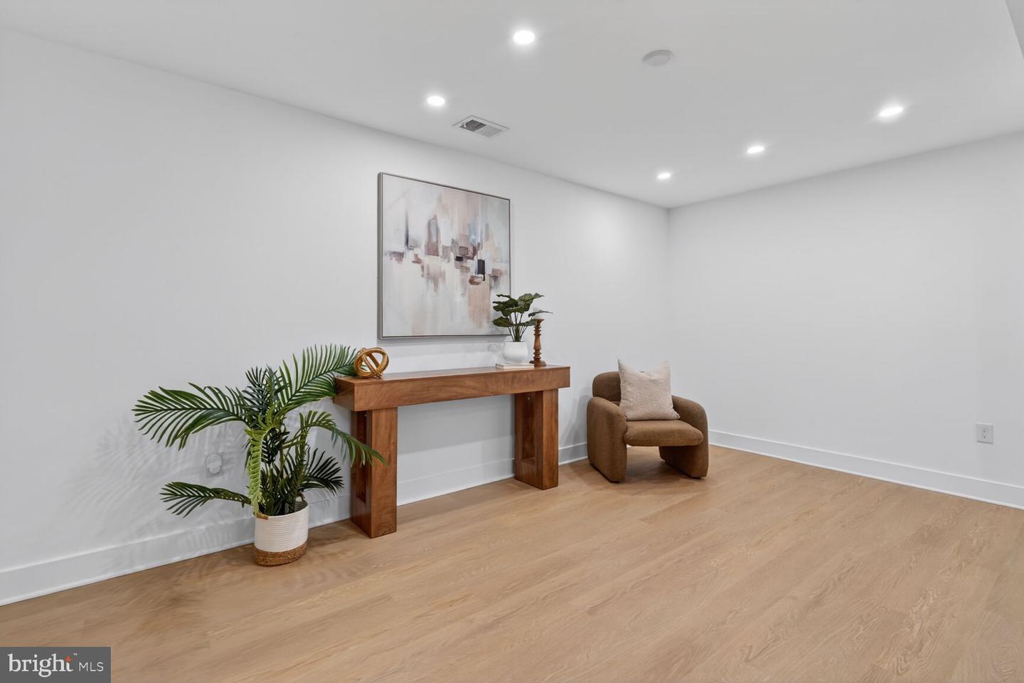 6804 LAMP POST LN, ALEXANDRIA, Virginia 22306, 5 Bedrooms Bedrooms, 7 Rooms Rooms,3 BathroomsBathrooms,Residential,For sale,6804 LAMP POST LN,VAFX2285574 MLS # VAFX2285574