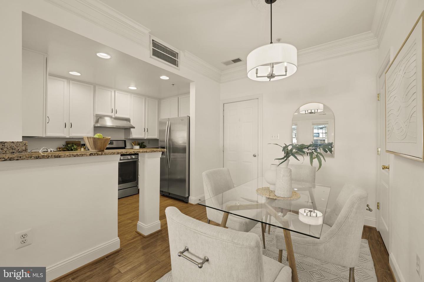 8093 GATEHOUSE RD #2, FALLS CHURCH, Virginia 22042, 3 Bedrooms Bedrooms, ,2 BathroomsBathrooms,Residential,For sale,8093 GATEHOUSE RD #2,VAFX2285644 MLS # VAFX2285644