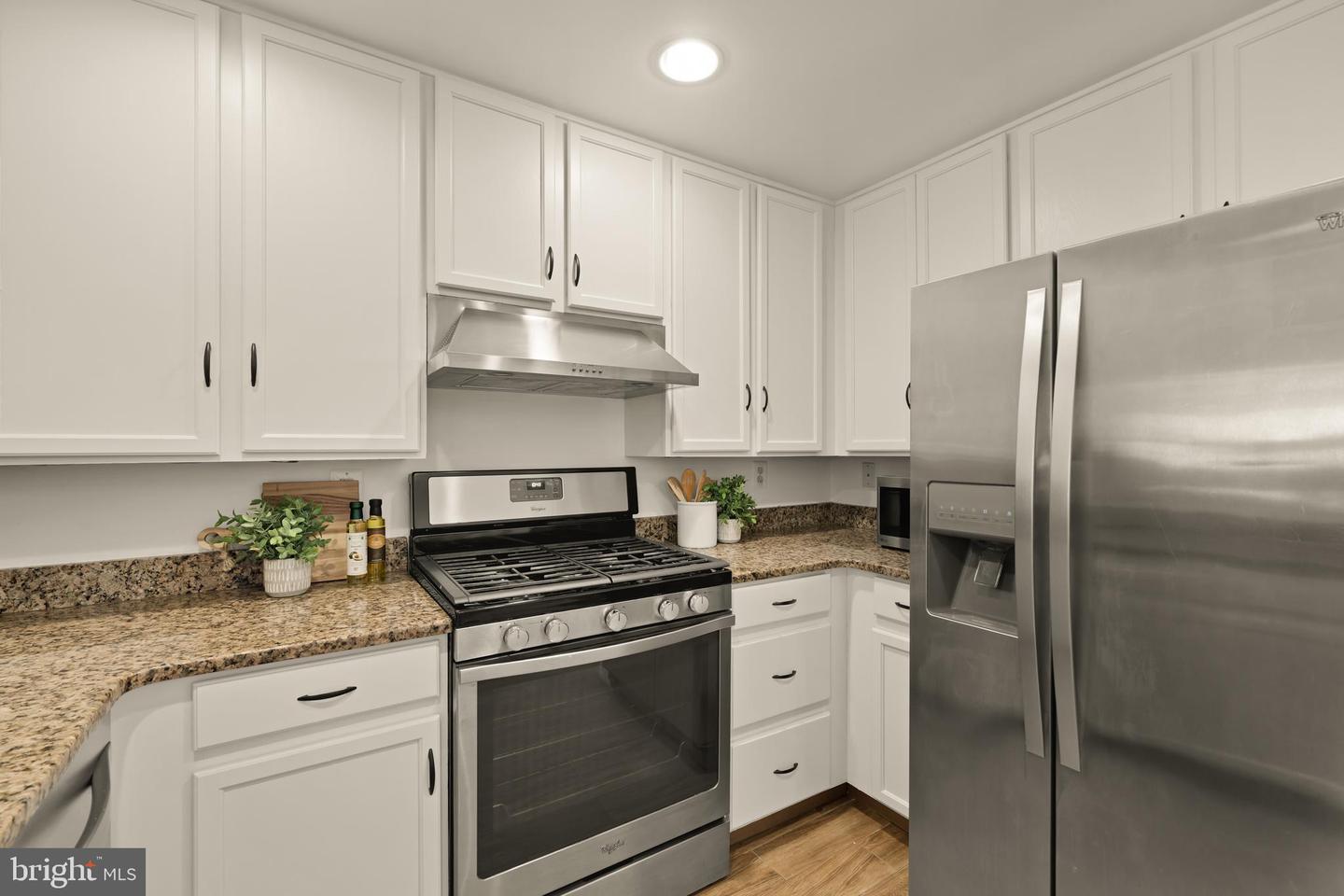 8093 GATEHOUSE RD #2, FALLS CHURCH, Virginia 22042, 3 Bedrooms Bedrooms, ,2 BathroomsBathrooms,Residential,For sale,8093 GATEHOUSE RD #2,VAFX2285644 MLS # VAFX2285644