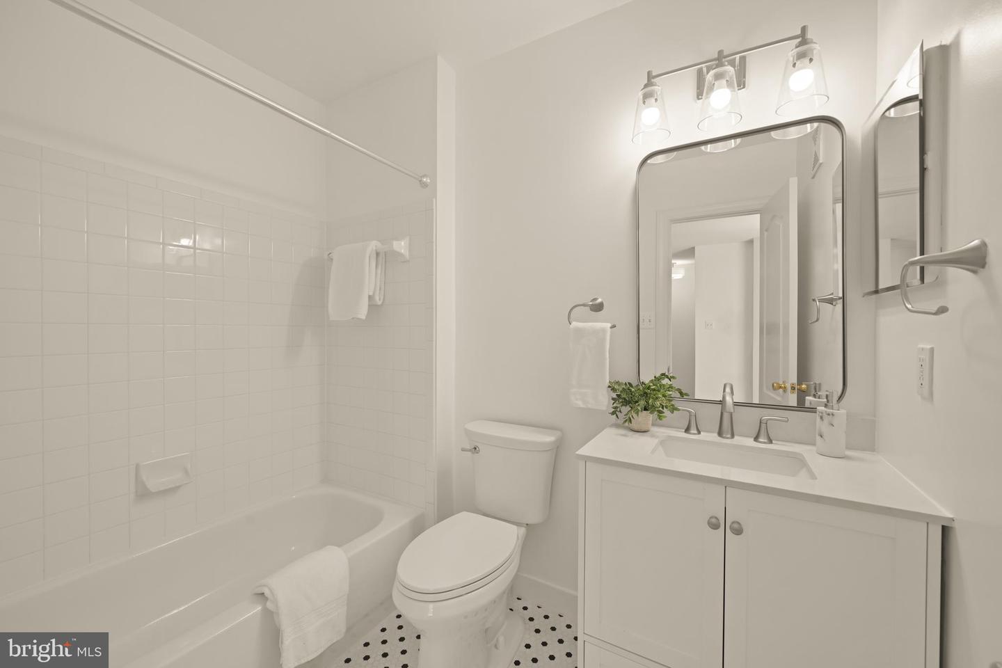 8093 GATEHOUSE RD #2, FALLS CHURCH, Virginia 22042, 3 Bedrooms Bedrooms, ,2 BathroomsBathrooms,Residential,For sale,8093 GATEHOUSE RD #2,VAFX2285644 MLS # VAFX2285644