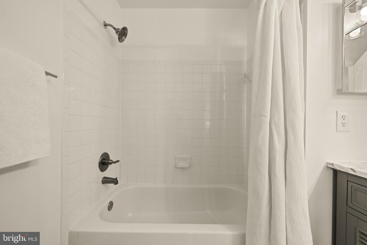 8093 GATEHOUSE RD #2, FALLS CHURCH, Virginia 22042, 3 Bedrooms Bedrooms, ,2 BathroomsBathrooms,Residential,For sale,8093 GATEHOUSE RD #2,VAFX2285644 MLS # VAFX2285644