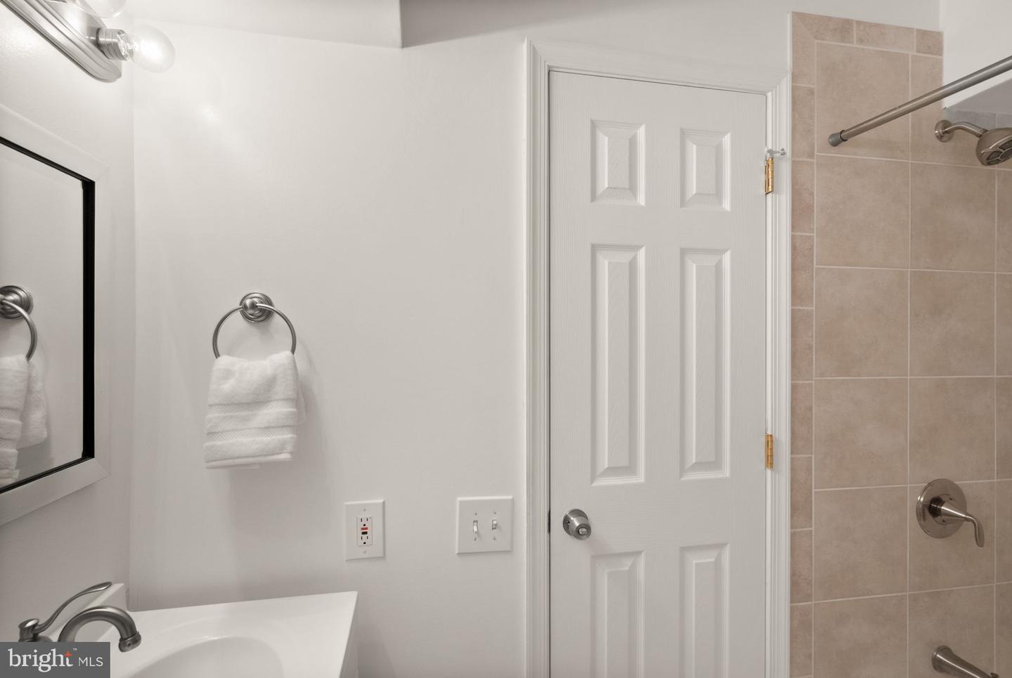 1641 KENWOOD AVE, ALEXANDRIA, Virginia 22302, 2 Bedrooms Bedrooms, ,2 BathroomsBathrooms,Residential,For sale,1641 KENWOOD AVE,VAAX2053192 MLS # VAAX2053192