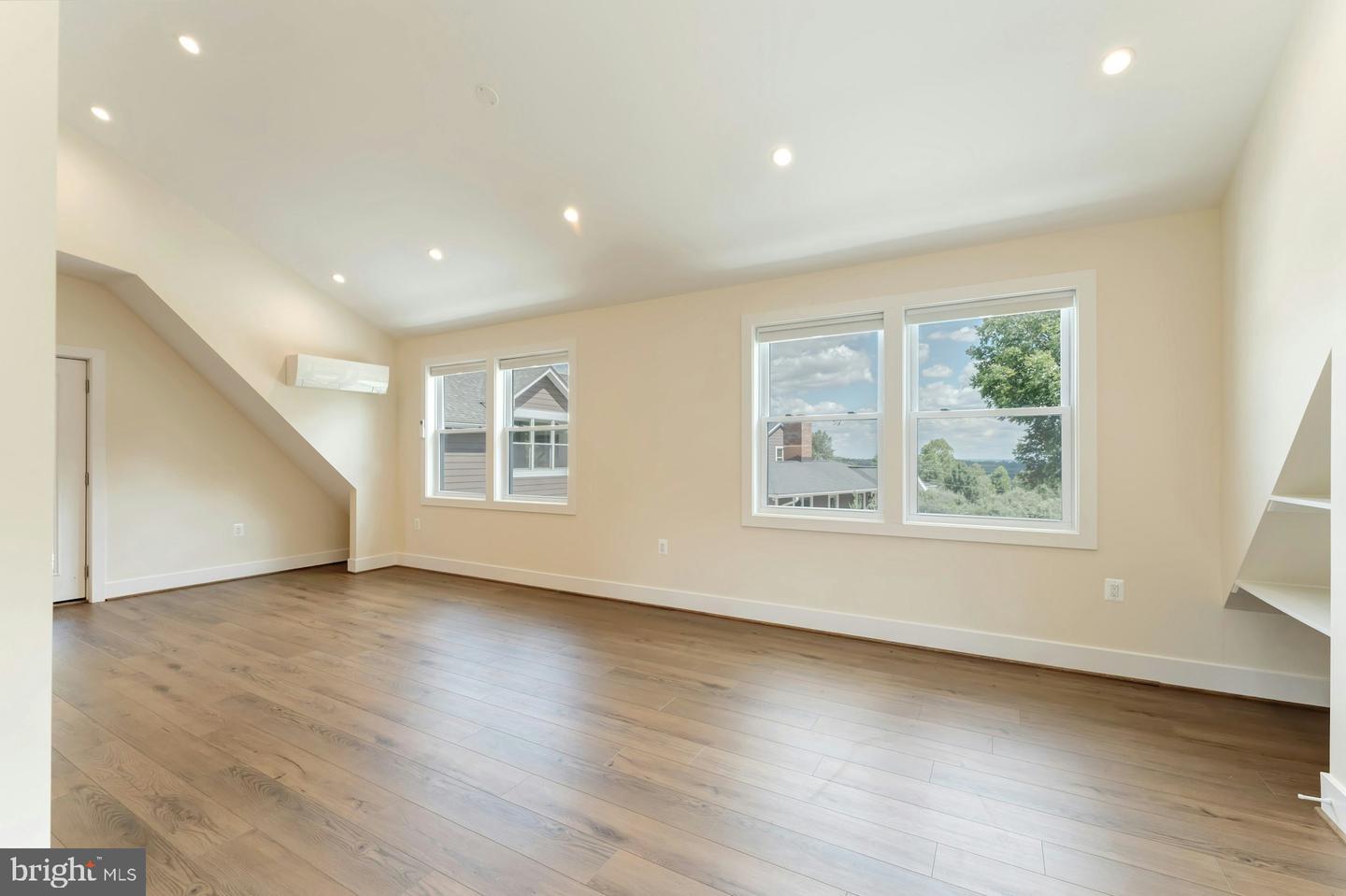 16555 OLD WATERFORD RD, PAEONIAN SPRINGS, Virginia 20129, 4 Bedrooms Bedrooms, ,4 BathroomsBathrooms,Residential,For sale,16555 OLD WATERFORD RD,VALO2106450 MLS # VALO2106450