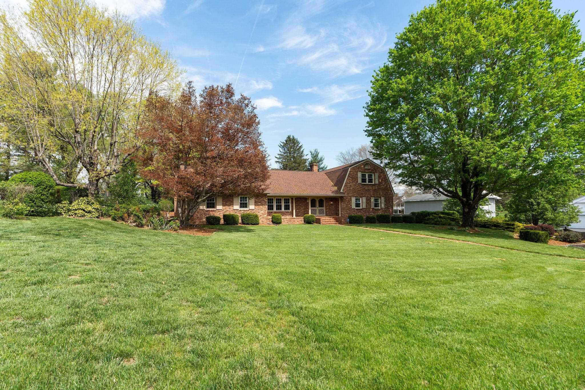 812 MEADOWBROOK RD, WAYNESBORO, Virginia 22980, 4 Bedrooms Bedrooms, ,3 BathroomsBathrooms,Residential,812 MEADOWBROOK RD,663618 MLS # 663618