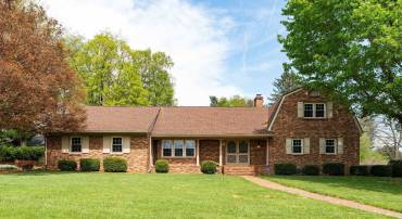 812 MEADOWBROOK RD, WAYNESBORO, Virginia 22980, 4 Bedrooms Bedrooms, ,3 BathroomsBathrooms,Residential,812 MEADOWBROOK RD,663618 MLS # 663618