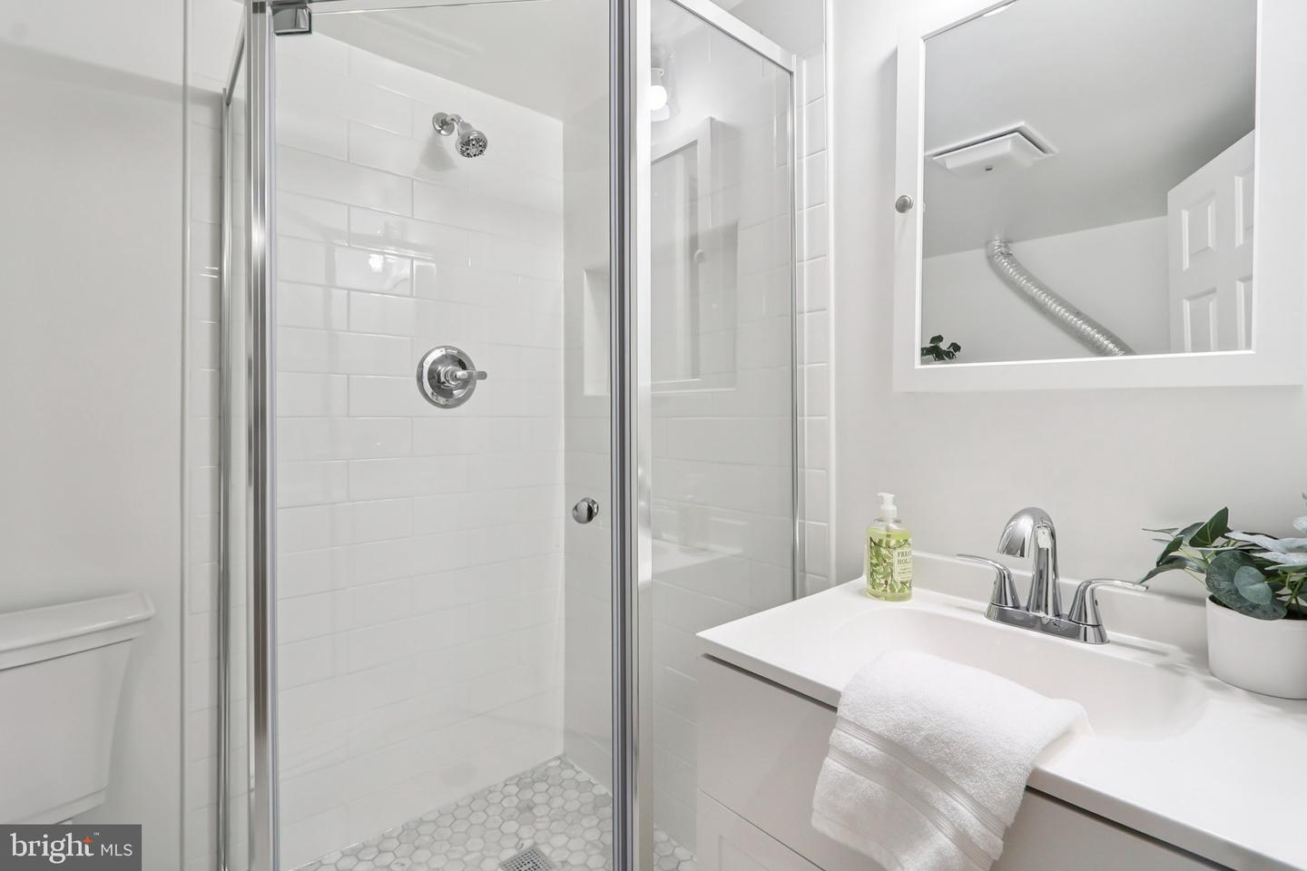 3034 S BUCHANAN ST, ARLINGTON, Virginia 22206, 2 Bedrooms Bedrooms, ,2 BathroomsBathrooms,Residential,For sale,3034 S BUCHANAN ST,VAAR2065992 MLS # VAAR2065992