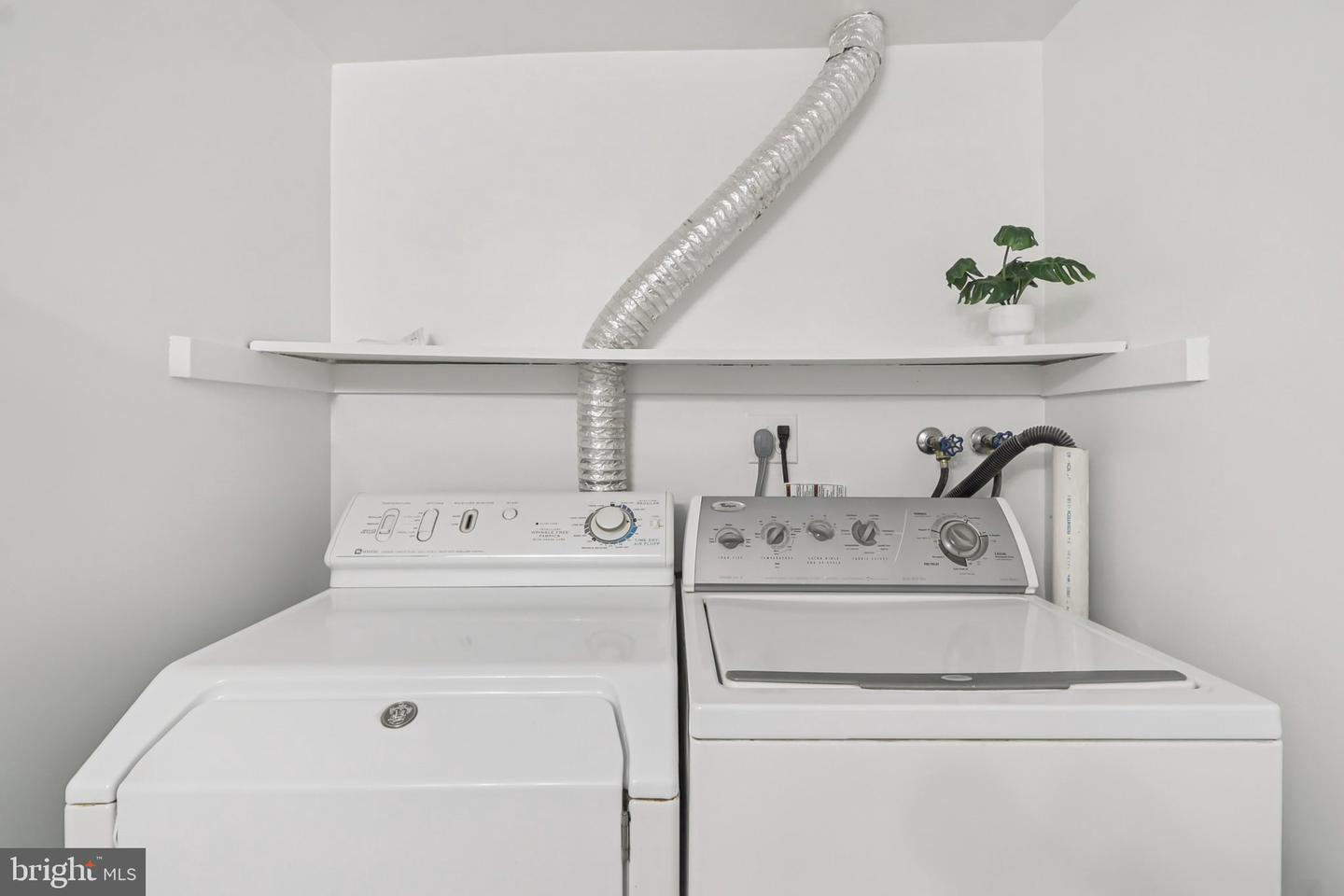 3034 S BUCHANAN ST, ARLINGTON, Virginia 22206, 2 Bedrooms Bedrooms, ,2 BathroomsBathrooms,Residential,For sale,3034 S BUCHANAN ST,VAAR2065992 MLS # VAAR2065992