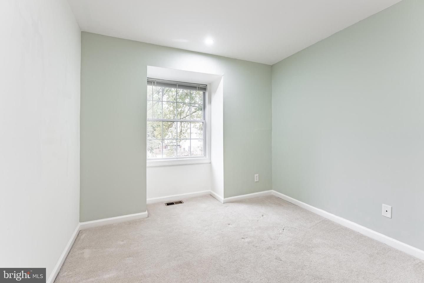 6020 FORREST HOLLOW LN, SPRINGFIELD, Virginia 22152, 3 Bedrooms Bedrooms, ,2 BathroomsBathrooms,Residential,For sale,6020 FORREST HOLLOW LN,VAFX2282704 MLS # VAFX2282704