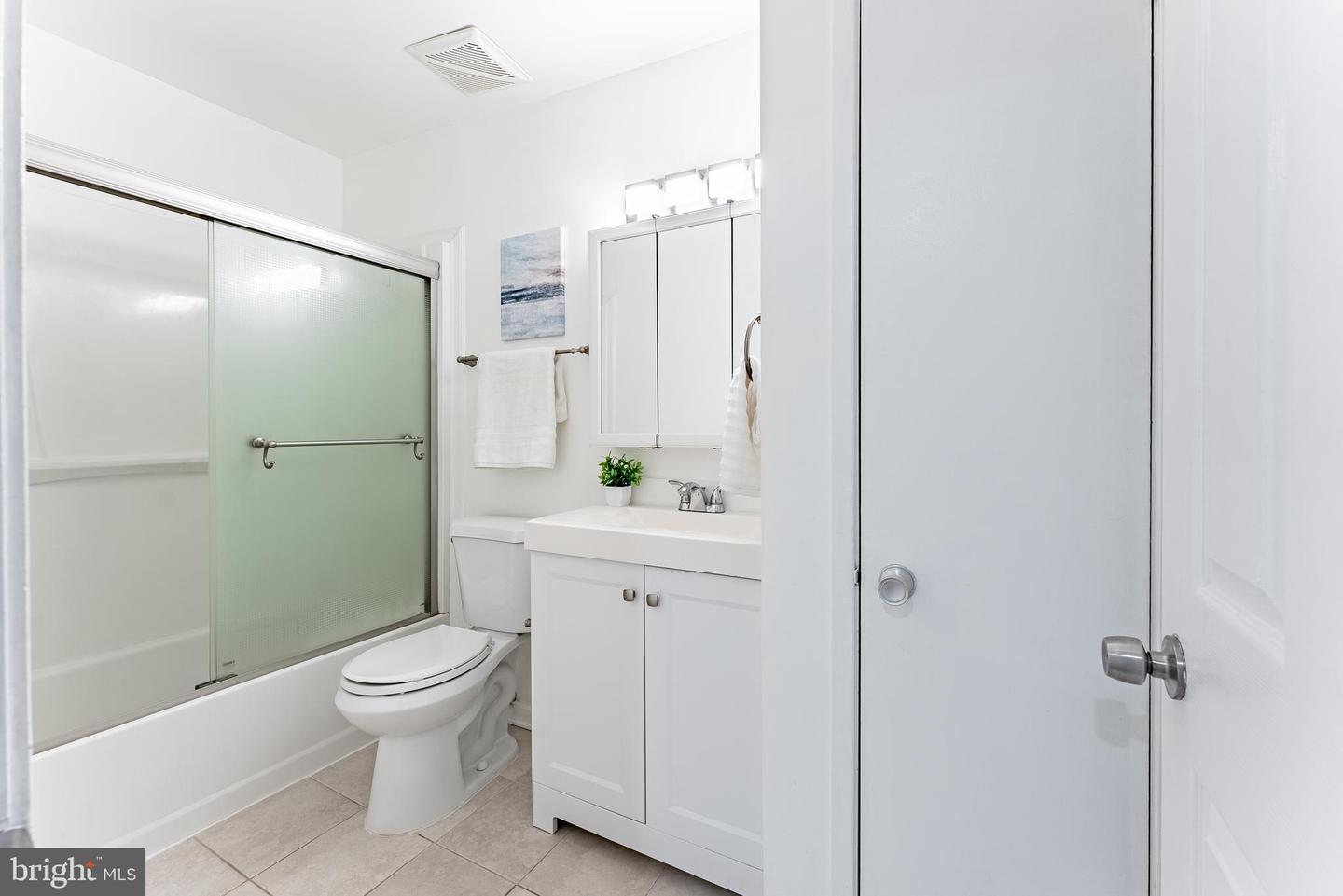 6020 FORREST HOLLOW LN, SPRINGFIELD, Virginia 22152, 3 Bedrooms Bedrooms, ,2 BathroomsBathrooms,Residential,For sale,6020 FORREST HOLLOW LN,VAFX2282704 MLS # VAFX2282704