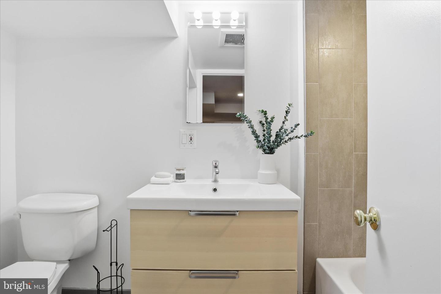 7013 KENFIG PL, FALLS CHURCH, Virginia 22042, 5 Bedrooms Bedrooms, 12 Rooms Rooms,2 BathroomsBathrooms,Residential,For sale,7013 KENFIG PL,VAFX2283352 MLS # VAFX2283352