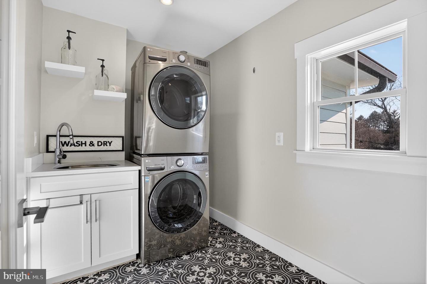 5615 35TH RD N, ARLINGTON, Virginia 22207, 6 Bedrooms Bedrooms, ,6 BathroomsBathrooms,Residential,For sale,5615 35TH RD N,VAAR2067206 MLS # VAAR2067206