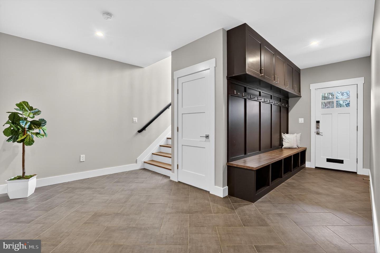 5615 35TH RD N, ARLINGTON, Virginia 22207, 6 Bedrooms Bedrooms, ,6 BathroomsBathrooms,Residential,For sale,5615 35TH RD N,VAAR2067206 MLS # VAAR2067206