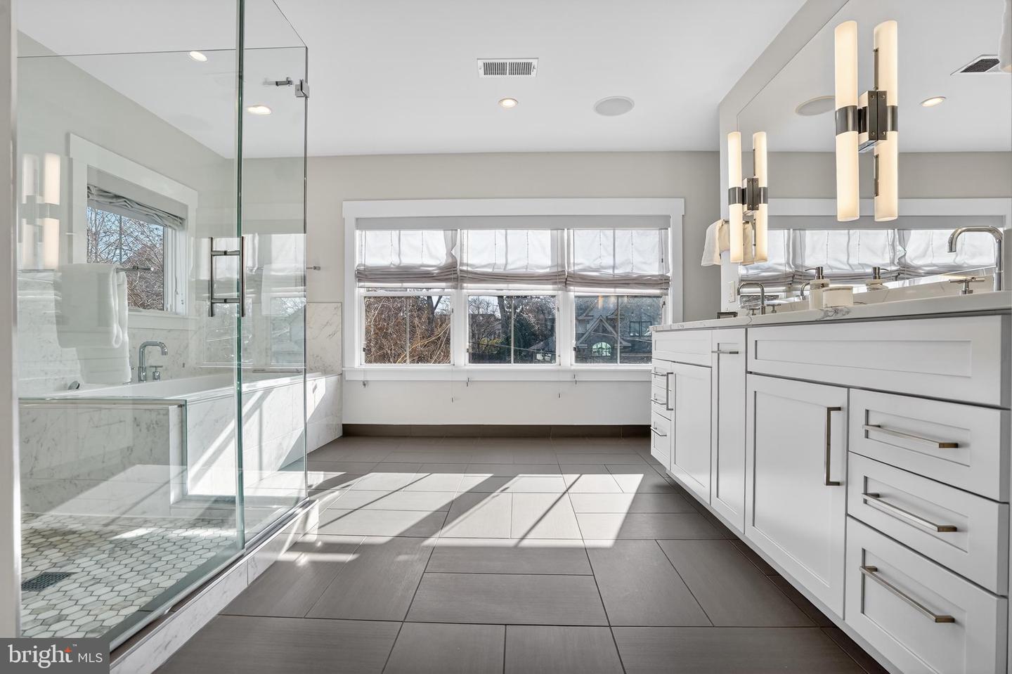 5615 35TH RD N, ARLINGTON, Virginia 22207, 6 Bedrooms Bedrooms, ,6 BathroomsBathrooms,Residential,For sale,5615 35TH RD N,VAAR2067206 MLS # VAAR2067206