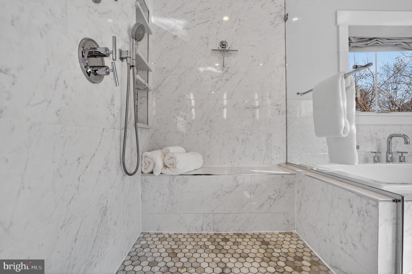 5615 35TH RD N, ARLINGTON, Virginia 22207, 6 Bedrooms Bedrooms, ,6 BathroomsBathrooms,Residential,For sale,5615 35TH RD N,VAAR2067206 MLS # VAAR2067206